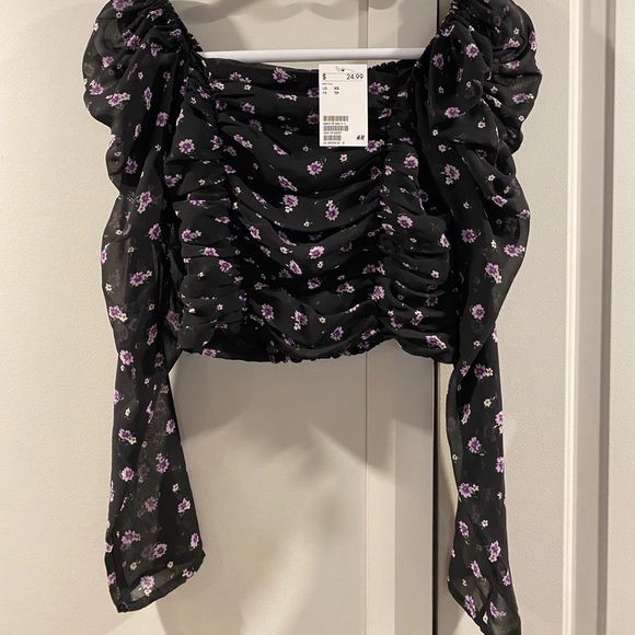 Ruffled long sleeves. Really elegant - Picture 2 of 2